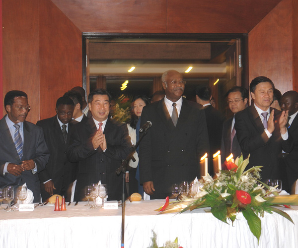 Arrivée du vice Premier ministre du Conseil des Affaires d'Etat chinois au Cameroun