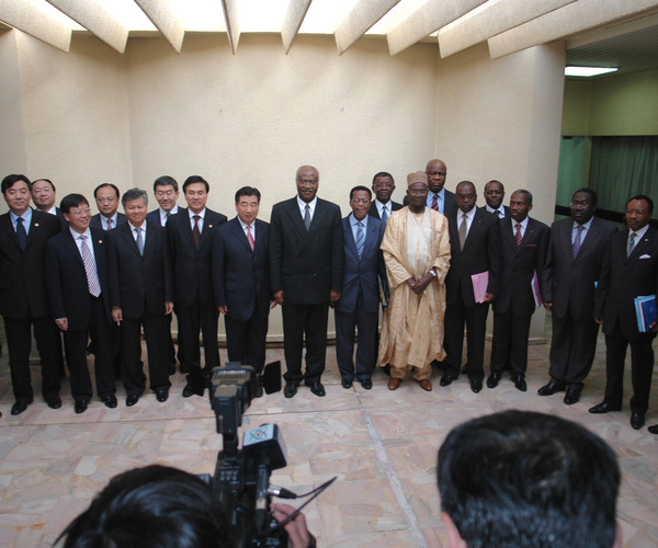 Arrivée du vice Premier ministre du Conseil des Affaires d'Etat chinois au Cameroun