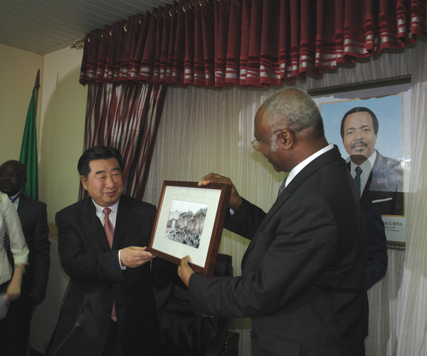Arrivée du vice Premier ministre du Conseil des Affaires d'Etat chinois au Cameroun