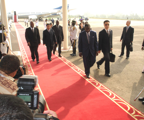 Arrivée du vice Premier ministre du Conseil des Affaires d'Etat chinois au Cameroun